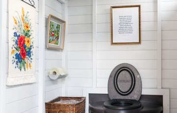 Removing and collecting liquid from the toilet